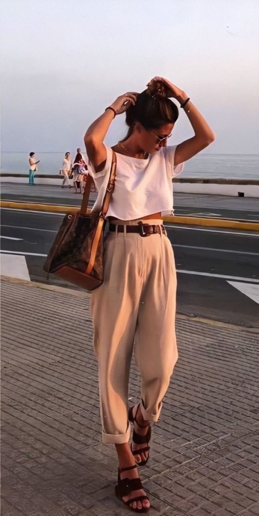 jeune femme avec un pantalon fluide beige