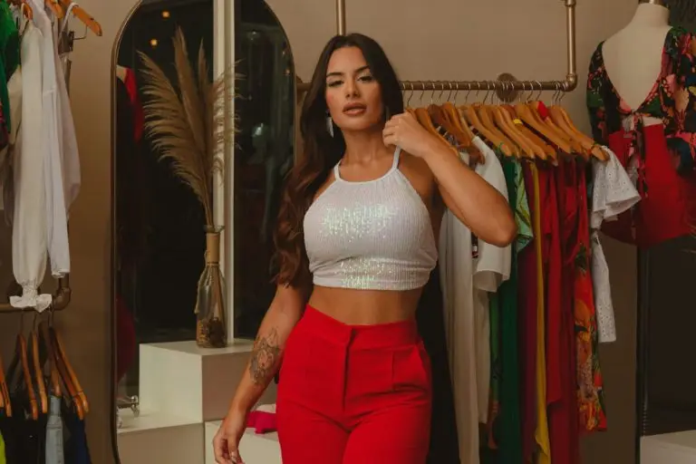 une femme qui se tient devant un dressing de vêtements